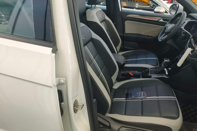 Used Volkswagen T-ROC 2025 300TSI DSG Two-Wheel Drive Chen Guang Edition Right Front Seat
