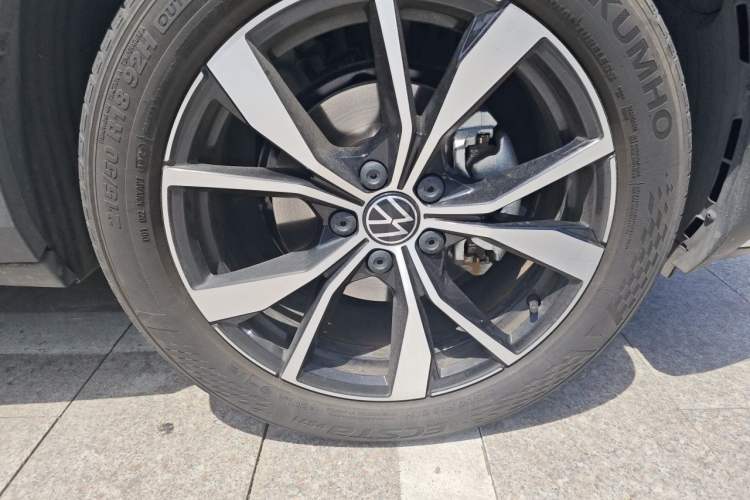 Used Volkswagen T-ROC 2025 300TSI DSG Two-Wheel Drive Chen Guang Edition Right Front Wheel Hub