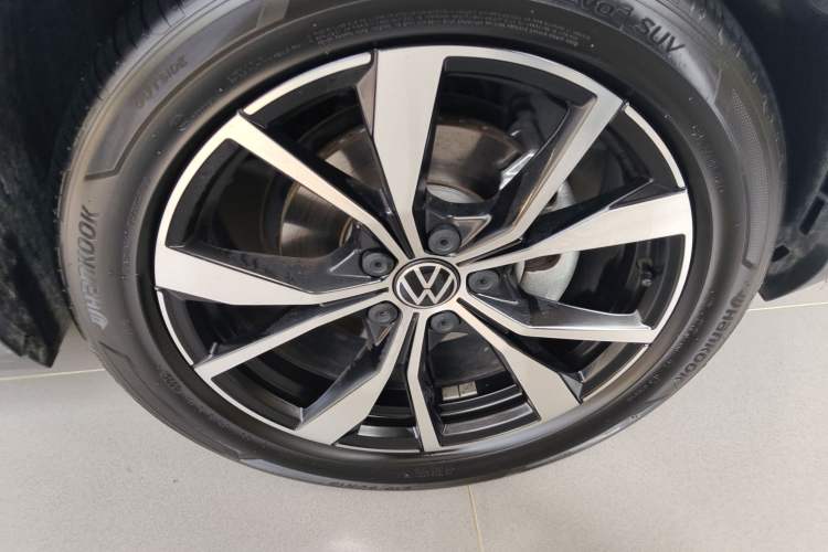 Used Volkswagen T-ROC 2025 Facelifted 300TSI DSG Two-Wheel-Drive Chen Guang Edition Right Front Wheel Hub