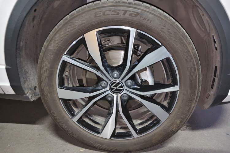 Used Volkswagen T-ROC 2025 300TSI DSG Two-Wheel Drive Chen Guang Edition Right Front Wheel Hub