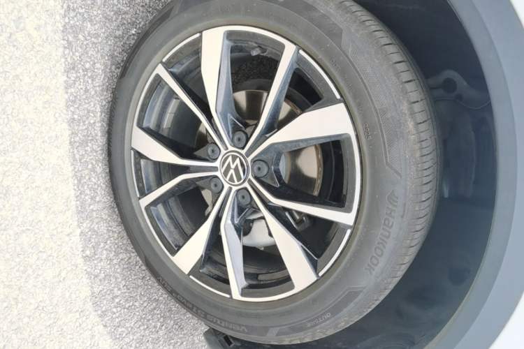 Used Volkswagen T-ROC 2025 Facelift Model 2 280TSI DSG Two-Wheel Drive Shiguang Edition Right Front Wheel Hub
