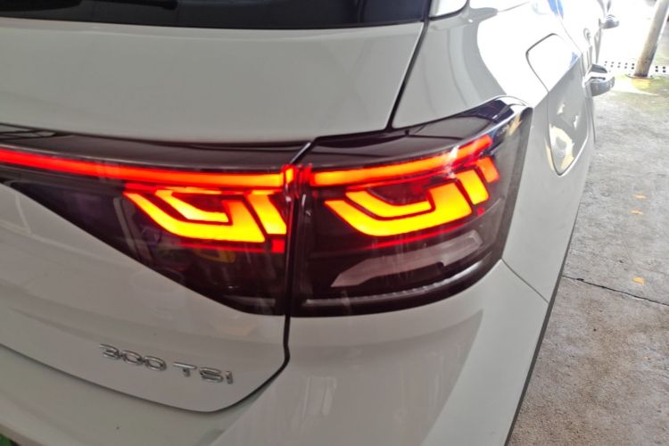 Used Volkswagen T-ROC 2025 Facelifted 300TSI DSG Two-Wheel-Drive Chen Guang Edition Right Rear Taillight