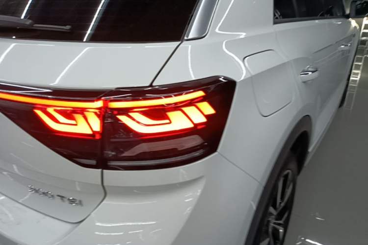 Used Volkswagen T-ROC 2025 Facelift Model 2 300TSI DSG Two-Wheel Drive Chenguang Edition Right Rear Taillight