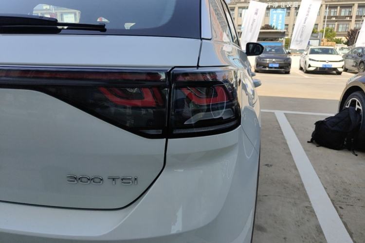 Used Volkswagen T-ROC 2025 300TSI DSG Two-Wheel Drive Chen Guang Edition Right Rear Taillight