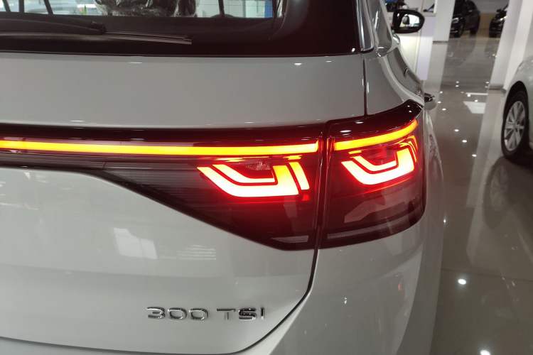 Used Volkswagen T-ROC 2025 Facelift Model 2 300TSI DSG Two-Wheel Drive Xingguang Edition Right Rear Taillight