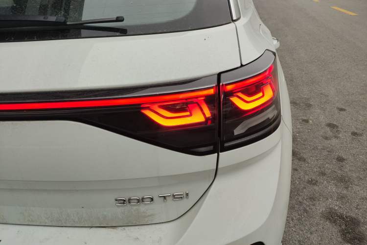Used Volkswagen T-ROC 2025 300TSI DSG Two-Wheel Drive Chen Guang Edition Right Rear Taillight