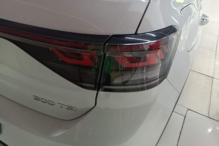 Used Volkswagen T-ROC 2025 300TSI DSG Two-Wheel Drive Chen Guang Edition Right Rear Taillight