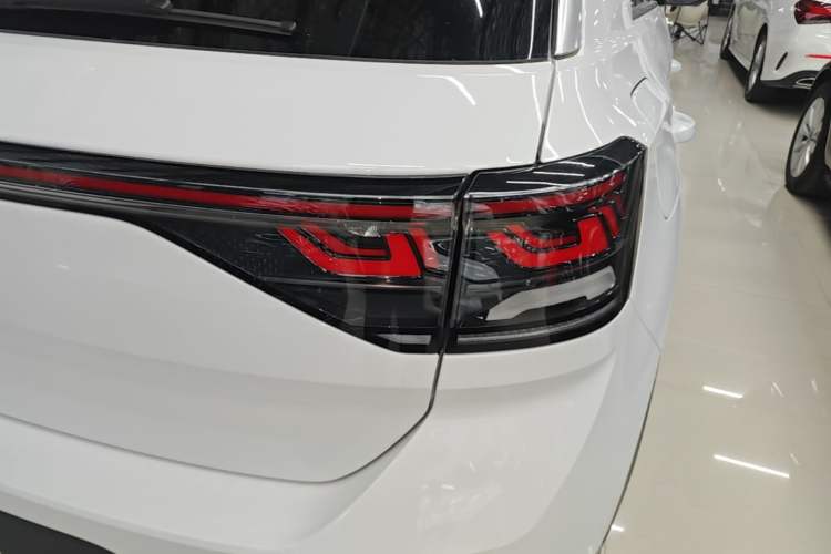 Used Volkswagen T-ROC 2025 Facelift Model 2 280TSI DSG Two-Wheel Drive Shiguang Edition Right Rear Taillight
