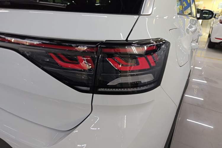 Used Volkswagen T-ROC 2025 Facelift Model 2 280TSI DSG Two-Wheel Drive Shiguang Edition Right Rear Taillight