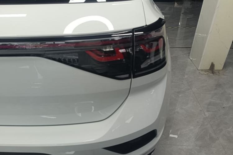 Used Volkswagen T-ROC 2025 Facelift Model 2 280TSI DSG Two-Wheel Drive Shiguang Edition Right Rear Taillight
