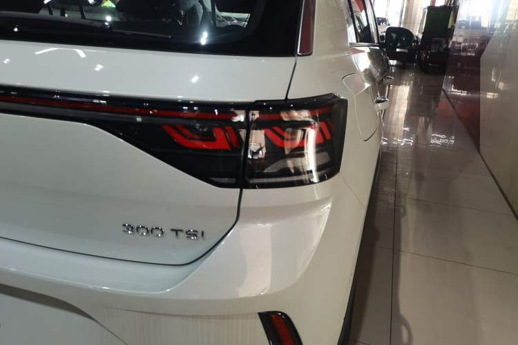 Used Volkswagen T-ROC 2025 Facelift Model 2 300TSI DSG Two-Wheel Drive Xingguang Edition Right Rear Taillight