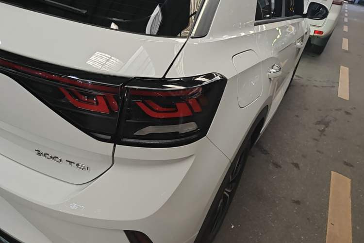 Used Volkswagen T-ROC 2025 Facelifted 300TSI DSG Two-Wheel-Drive Chen Guang Edition Right Rear Taillight