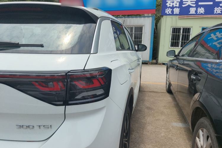Used Volkswagen T-ROC 2025 Facelift Model 2 300TSI DSG Two-Wheel Drive Chenguang Edition Right Rear Taillight