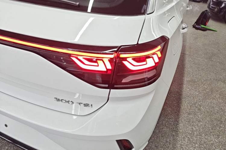 Used Volkswagen T-ROC 2025 Facelift Model 2 300TSI DSG Two-Wheel Drive Chenguang Edition Right Rear Taillight