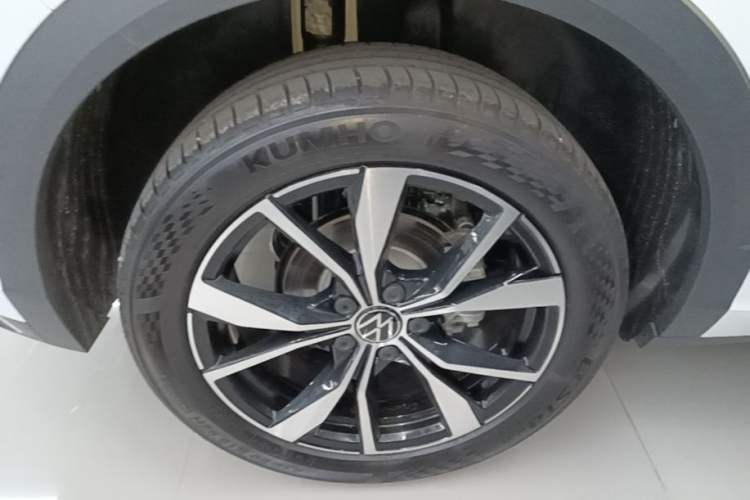 Used Volkswagen T-ROC 2025 Facelift Model 2 300TSI DSG Two-Wheel Drive Chenguang Edition Right Rear Wheel Hub