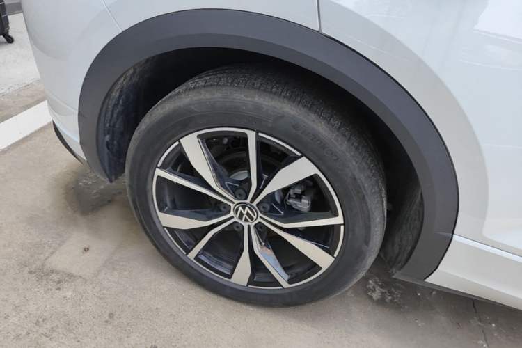 Used Volkswagen T-ROC 2025 300TSI DSG Two-Wheel Drive Chen Guang Edition Right Rear Wheel Hub