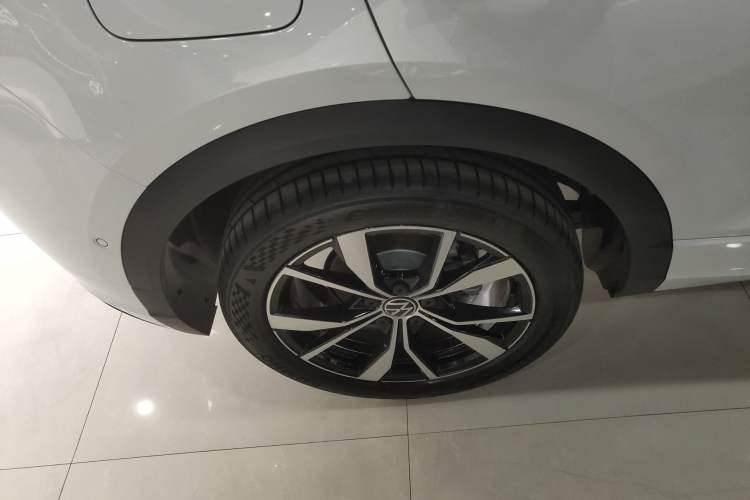 Used Volkswagen T-ROC 2025 Facelift Model 2 300TSI DSG Two-Wheel Drive Xingguang Edition Right Rear Wheel Hub