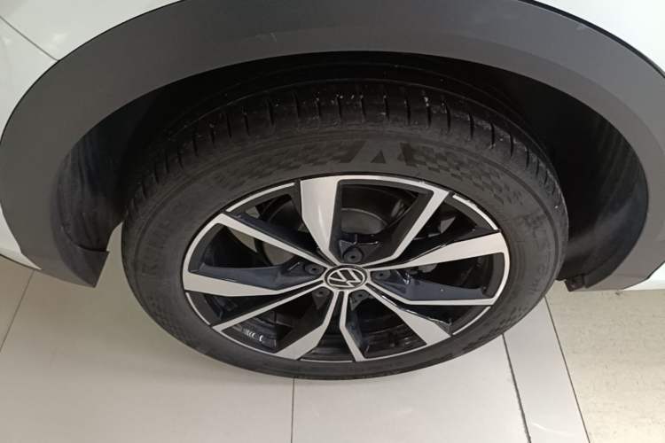 Used Volkswagen T-ROC 2025 300TSI DSG Two-Wheel Drive Chen Guang Edition Right Rear Wheel Hub