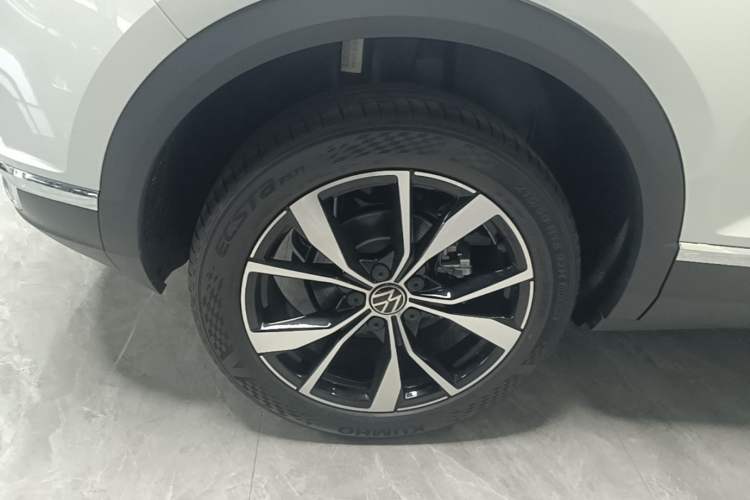 Used Volkswagen T-ROC 2025 Facelift Model 2 280TSI DSG Two-Wheel Drive Shiguang Edition Right Rear Wheel Hub
