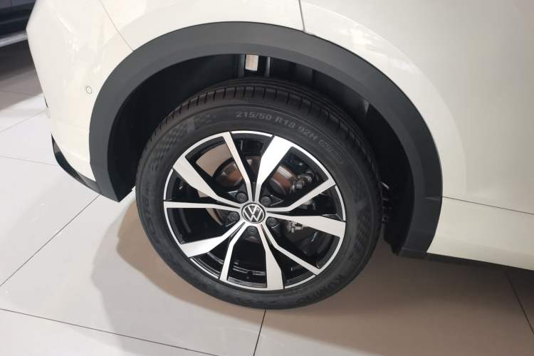Used Volkswagen T-ROC 2025 Facelift Model 2 300TSI DSG Two-Wheel Drive Xingguang Edition Right Rear Wheel Hub