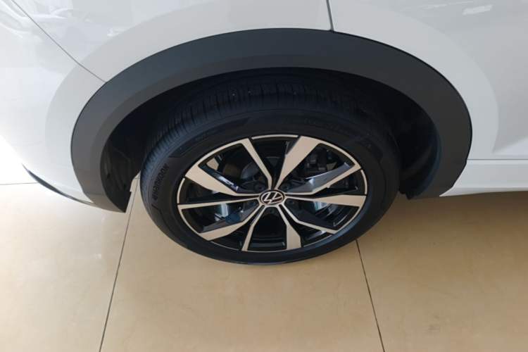 Used Volkswagen T-ROC 2025 300TSI DSG Two-Wheel Drive Chen Guang Edition Right Rear Wheel Hub