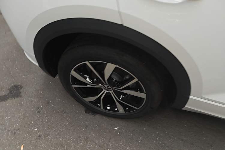 Used Volkswagen T-ROC 2025 Facelifted 300TSI DSG Two-Wheel-Drive Chen Guang Edition Right Rear Wheel Hub