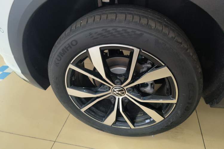 Used Volkswagen T-ROC 2025 Facelift Model 2 300TSI DSG Two-Wheel Drive Chenguang Edition Right Rear Wheel Hub