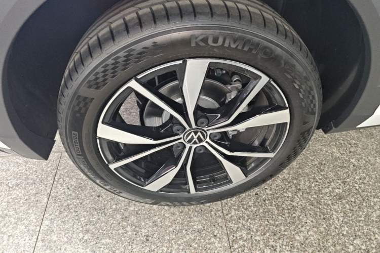 Used Volkswagen T-ROC 2025 Facelift Model 2 300TSI DSG Two-Wheel Drive Chenguang Edition Right Rear Wheel Hub