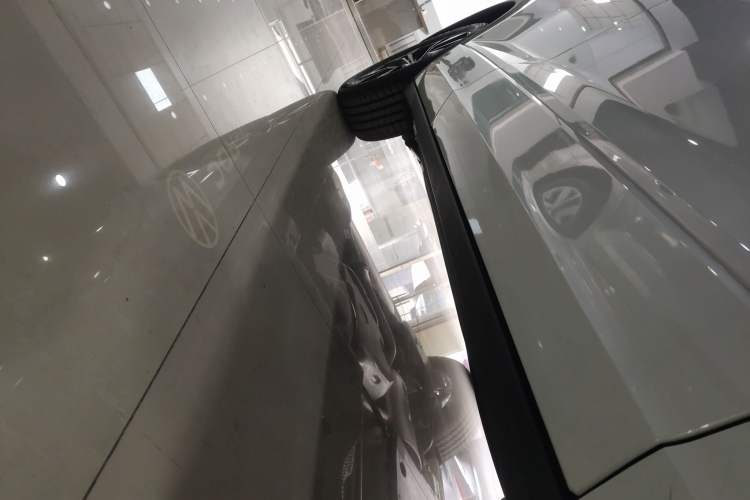 Used Volkswagen T-ROC 2025 Facelift Model 2 300TSI DSG Two-Wheel Drive Xingguang Edition Right Side Sill
