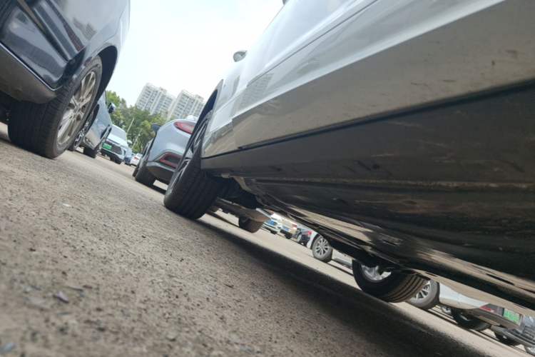 Used Volkswagen T-ROC 2025 Facelift Model 2 300TSI DSG Two-Wheel Drive Chenguang Edition Right Side Sill