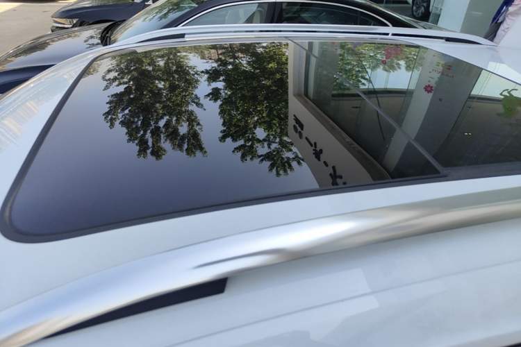 Used Volkswagen T-ROC 2025 300TSI DSG Two-Wheel Drive Chen Guang Edition Roof