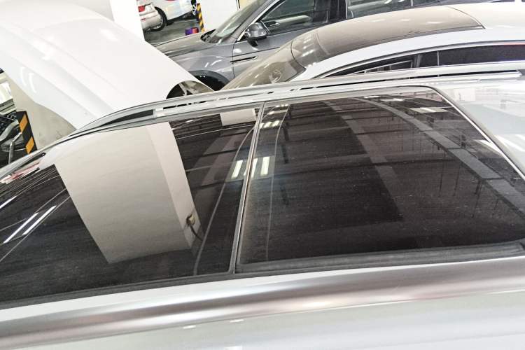 Used Volkswagen T-ROC 2025 Facelifted 300TSI DSG Two-Wheel-Drive Chen Guang Edition Roof