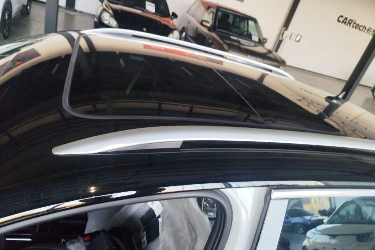 Used Volkswagen T-ROC 2025 Facelift Model 2 300TSI DSG Two-Wheel Drive Xingguang Edition Roof