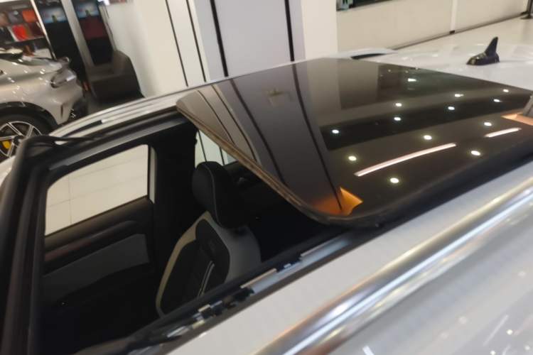 Used Volkswagen T-ROC 2025 300TSI DSG Two-Wheel Drive Chen Guang Edition Roof