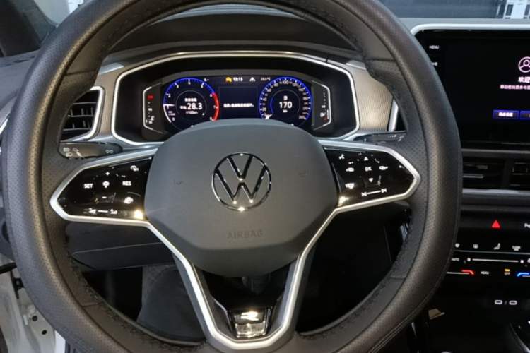 Used Volkswagen T-ROC 2025 Facelift Model 2 300TSI DSG Two-Wheel Drive Chenguang Edition Steering Wheel