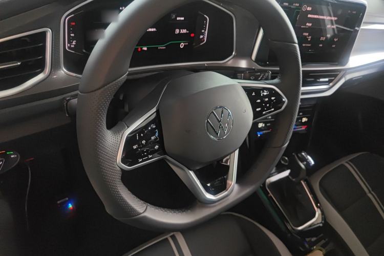 Used Volkswagen T-ROC 2025 Facelift Model 2 300TSI DSG Two-Wheel Drive Chenguang Edition Steering Wheel