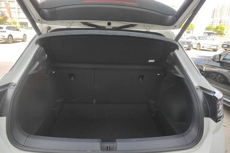 Used Volkswagen T-ROC 2025 300TSI DSG Two-Wheel Drive Chen Guang Edition Trunk