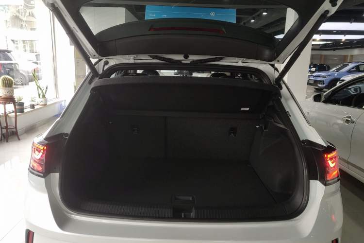 Used Volkswagen T-ROC 2025 Facelift Model 2 300TSI DSG Two-Wheel Drive Xingguang Edition Trunk