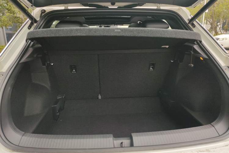 Used Volkswagen T-ROC 2025 300TSI DSG Two-Wheel Drive Chen Guang Edition Trunk