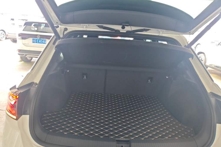 Used Volkswagen T-ROC 2025 Facelifted 300TSI DSG Two-Wheel-Drive Chen Guang Edition Trunk