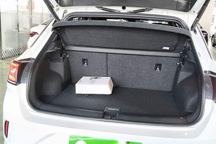 Used Volkswagen T-ROC 2025 Facelifted 300TSI DSG Two-Wheel-Drive Chen Guang Edition Trunk
