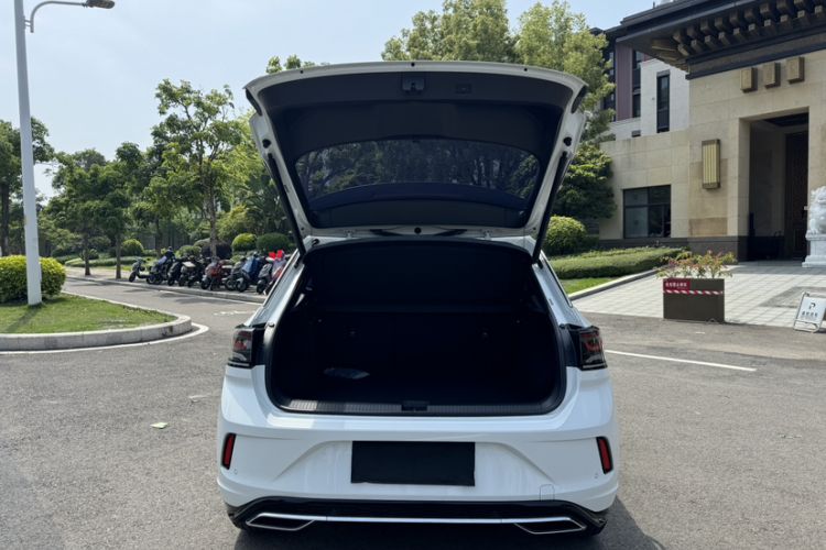 Used Volkswagen T-ROC 2025 Facelifted 300TSI DSG Two-Wheel-Drive Chen Guang Edition Trunk