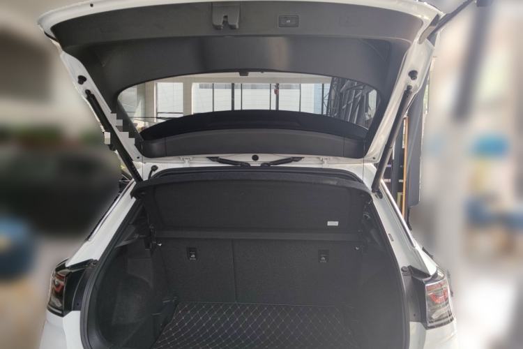 Used Volkswagen T-ROC 2025 Facelifted 300TSI DSG Two-Wheel-Drive Chen Guang Edition Trunk