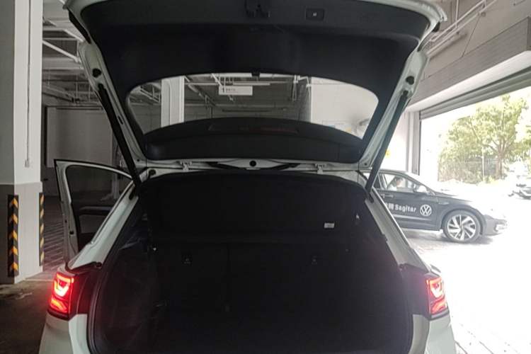 Used Volkswagen T-ROC 2025 300TSI DSG Two-Wheel Drive Starlight Edition Trunk