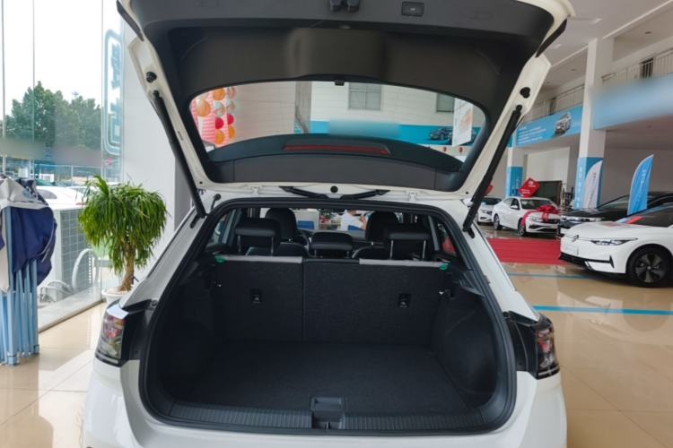 Used Volkswagen T-ROC 2025 300TSI DSG Two-Wheel Drive Chen Guang Edition Trunk