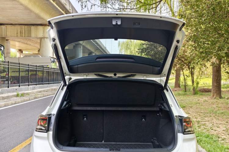 Used Volkswagen T-ROC 2025 300TSI DSG Two-Wheel Drive Chen Guang Edition Trunk