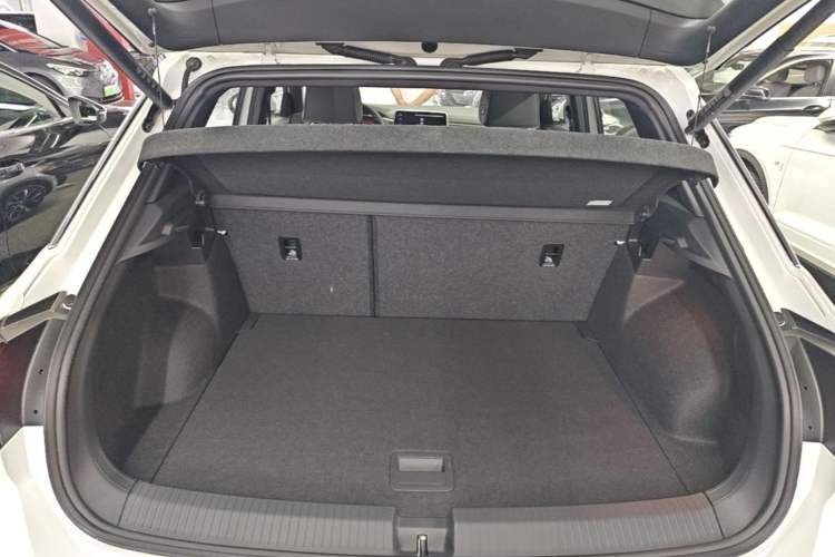 Used Volkswagen T-ROC 2025 Facelift Model 2 300TSI DSG Two-Wheel Drive Chenguang Edition Trunk