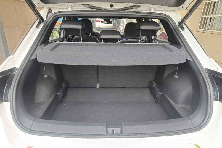 Used Volkswagen T-ROC 2025 300TSI DSG Two-Wheel Drive Chen Guang Edition Trunk