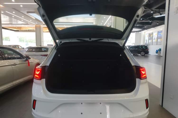 Used Volkswagen T-ROC 2025 300TSI DSG Two-Wheel Drive Chen Guang Edition Trunk