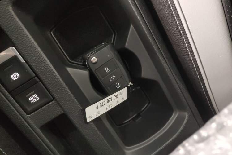 Used Volkswagen T-ROC 2025 Facelift Model 2 300TSI DSG Two-Wheel Drive Xingguang Edition Vehicle Key